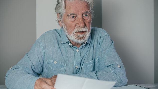 Un jubilado de 70 años hereda la nuda propiedad de la casa de su padre, pero descubre que su madrastra es más joven que él y no podrá usarla hasta que muera