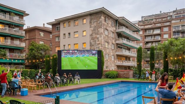 Pantallas gigantes para ver el Mundial en la urbanización: quién tiene que pagarlas y qué vecinos pueden negarse