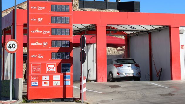 El precio de la gasolina vuelve a bajar y el diésel se sitúa en 1,615 euros: llenar un depósito medio ya cuesta menos de 90 euros