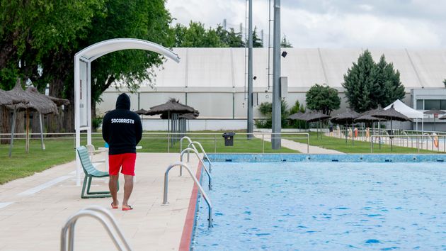 El SEPE busca socorristas para trabajar en piscinas públicas y comunidades de vecinos: jornada completa y sueldo de 19.000 euros