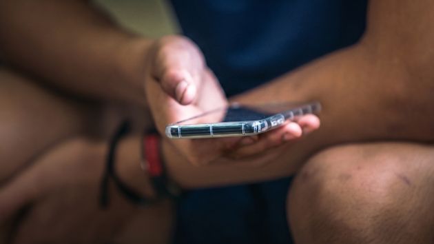 Le despiden por ver el fútbol en su móvil y trabajar en pantalones cortos: es improcedente y deben readmitirle o pagarle 14.997 euros