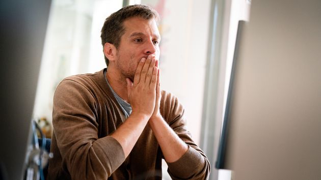Descubre que cobra menos que sus compañeros por un error de RRHH y le despiden por enviarse los sueldos a su correo y comentarlo: es improcedente