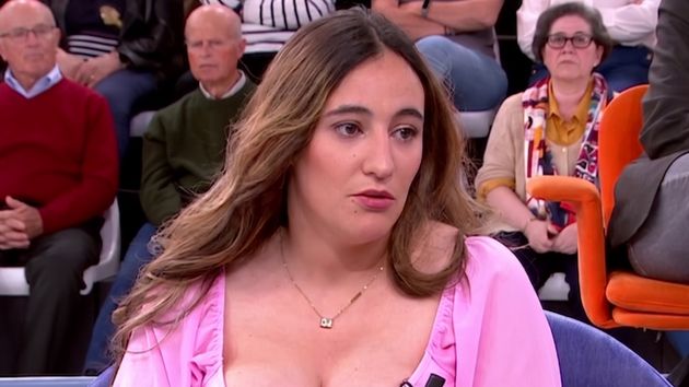 Una joven de 21 años denuncia que no puede hacer vida normal por el tamaño de su pecho: “Cuando trabajo tengo que dejarlo caer 20 segundos sobre la mesa”