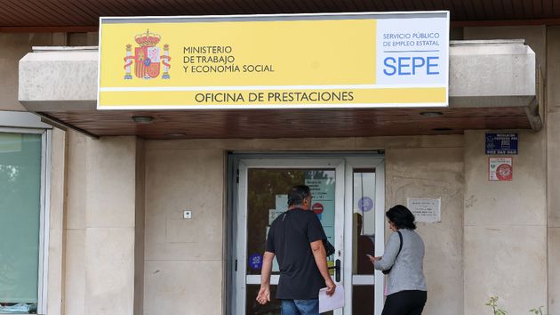 Trabaja un tiempo para su hija, con la que vive, y pasa a cobrar el paro: ahora debe devolver todo el dinero que son más de 2.000 euros