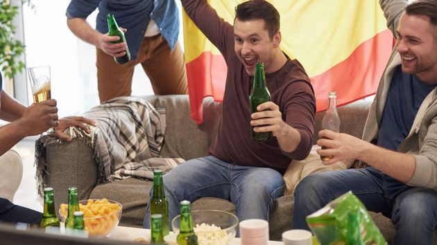 ¿Puede denunciarte la comunidad de vecinos si organizas en casa una quedada para ver el Mundial? Esto dice la Ley de Propiedad Horizontal