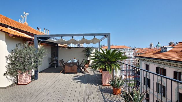 Un vecino instala una cubierta en su terraza distinta a la autorizada por la comunidad y la justicia le obliga a retirarla: si quiere cubrirla, tendrá que poner toldos beige como el resto