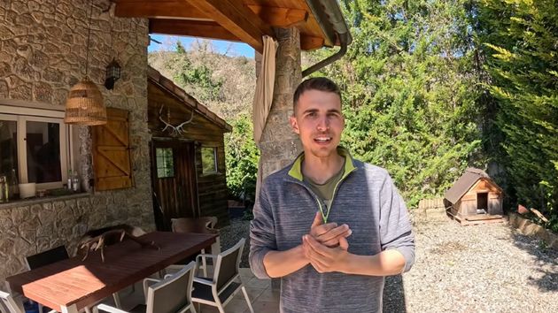 Arnau (24 años) vive solo en el campo desde los 18 años: "Gastas menos y tengo carne ilimitada. Me siento el hombre más feliz de la Tierra viviendo así"