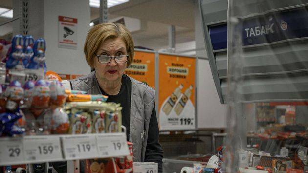 Trabaja 39 años de cajera en un supermercado ganando 2.000 euros al mes, se jubila y la pensión que le queda le sorprende: “no era lo que esperaba”