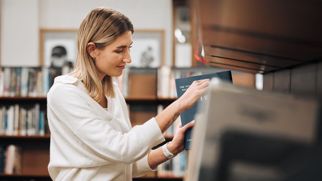 Trabaja de funcionario en bibliotecas: se convoca varias veces al año y puedes presentarte con la ESO