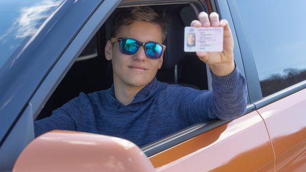 A partir de este 2026, la DGT cambia las normas del carné de conducir: afectará a los jóvenes nacidos a partir de 2009