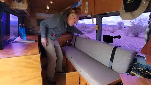 Un jubilado de 82 años que vive en una furgoneta asegura que “es el lugar más acogedor en el que he estado”