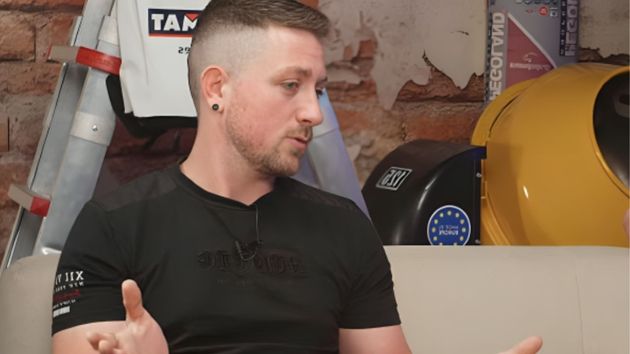 Román, carpintero: "Cuando quedemos cuatro o cinco nos van a echar de menos. ChatGPT no te puede arreglar un mueble"