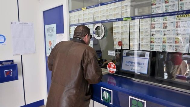 Un lotero se queda con una Primitiva premiada con 4,7 millones de euros tras decirle al cliente que no había ganado nada: la Justicia le condena a tres años y medio de cárcel y a devolver el dinero