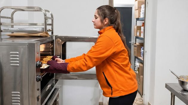 Marta, pastelera de 23 años: "Empiezo a trabajar a las tres de la madrugada y salgo a las 11 de la noche, es dejarme la vida"