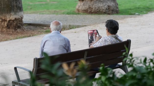 Los trabajadores jubilados con hijos entre 2016 y 2021 pueden reclamar a la Seguridad Social una prestación de hasta 300 euros mensuales