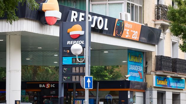 El precio de la gasolina vuelve a bajar y el diésel ya se vende a 1,27 euros en algunas gasolineras
