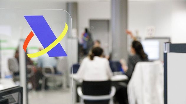 Los Técnicos de Hacienda piden limitar a 150 euros los regalos a políticos y cargos públicos tras el caso de las joyas de Zapatero