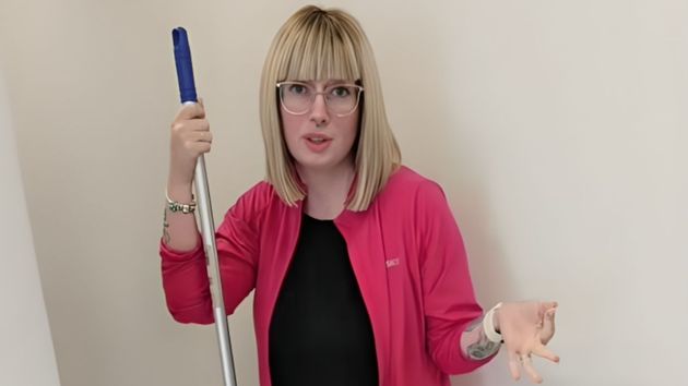 Cris, limpiadora en España: "Estudié una carrera, pero me pagan 10€ la hora y piensan que me hacen una favor"
