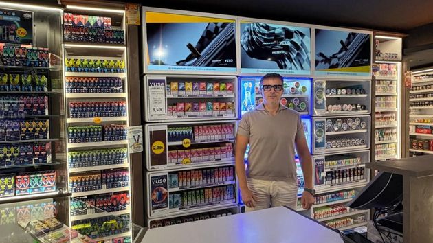 Antonio, dueño de uno de los estancos que más factura en España, denuncia la venta ilegal de vapers en bazares o gasolineras: “Este año voy a tener 180.000 euros de pérdida”