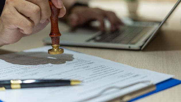 Recibe una herencia y Hacienda le incluye 22.576 euros como ajuar doméstico en el Impuesto de Sucesiones contando locales y bienes de negocio: la Justicia ordena excluirlos porque no son de uso personal o familiar