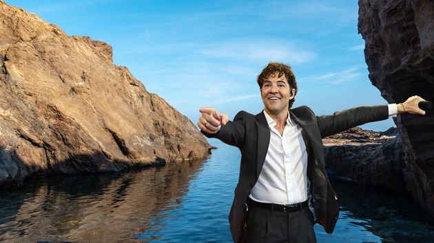 El precioso pueblo de Almería donde se refugia David Bisbal (47 años): playas de aguas cristalinas y un castillo para defenderse de los piratas