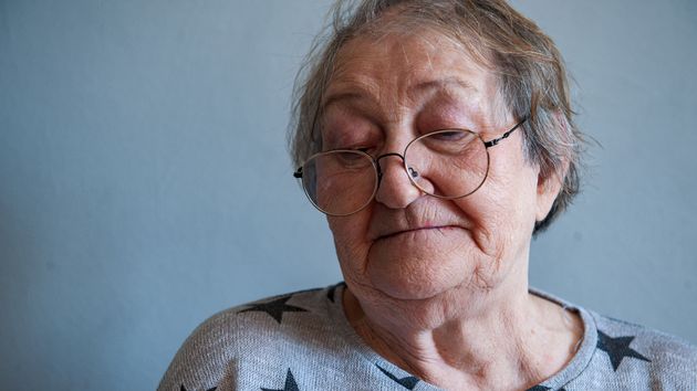 Una anciana de 80 años vive con una pensión de solo 700 euros y tiene que pagar por ir al médico por culpa de una deuda sanitaria de hace 15 años