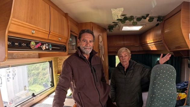 Fernando y Ana, jubilados, llevan 3 años viviendo en una autocaravana de 7m²: "En nuestras cuentas queda dinero a final de mes que no pasaba cuando estábamos en casa"