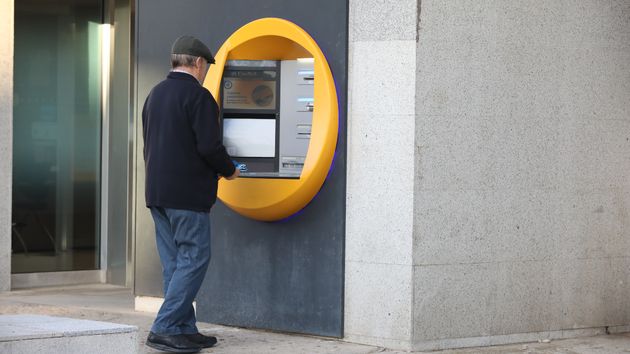 Entró en vigor: los mayores de 65 años no tendrán que pagar comisiones por sacar dinero en efectivo
