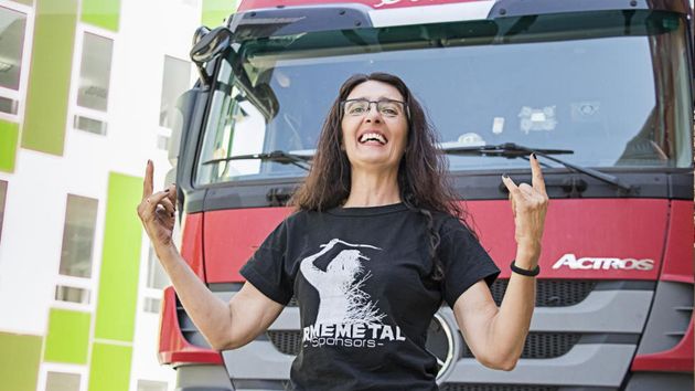 Begoña, camionera con 31 años de experiencia: “Podemos conducir 10 horas en dos días, pero nunca más de 56 a la semana”