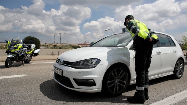 La DGT recuerda que tirar una colilla desde el coche supone una multa de 500 euros y la pérdida de seis puntos