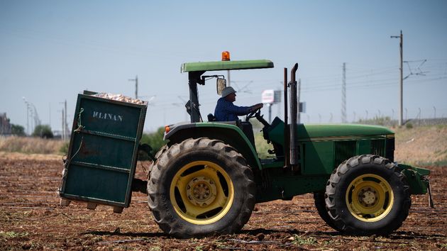 Europa da luz verde a nuevas ayudas para agricultores por la subida del precio de los fertilizantes
