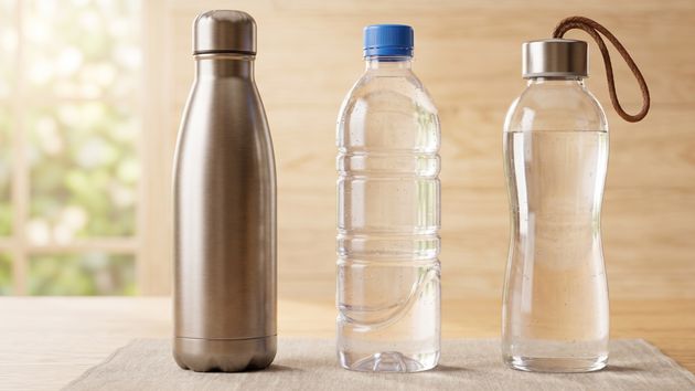 Cuál es la mejor botella para llevar agua todos los días: plástico, cristal o aluminio