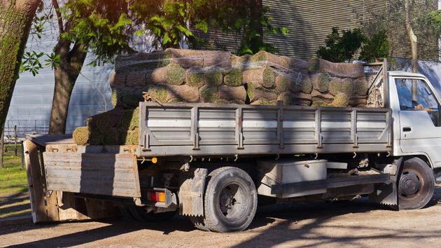 Una empresa tendrá que dejar de usar la finca de sus vecinos para hacer maniobras de carga y descarga: la Justicia se lo prohíbe porque no tiene derecho de servidumbre