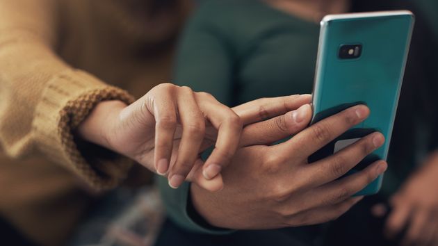 Condenan a una empresa a pagar 6.000 euros a un empleado por publicar su baja médica en un grupo de WhatsApp e insultarle