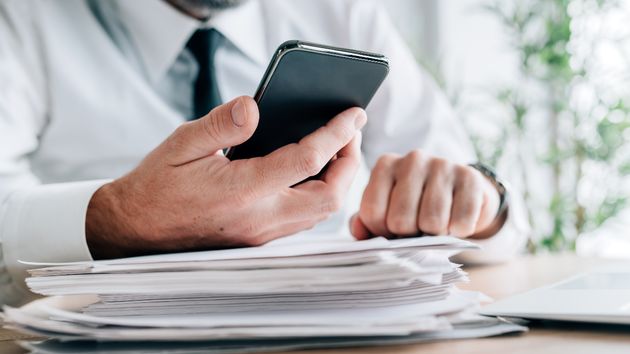 Le envían un burofax de despido, saben que no le ha llegado y siguen hablándole por WhatsApp como si nada: el despido es improcedente