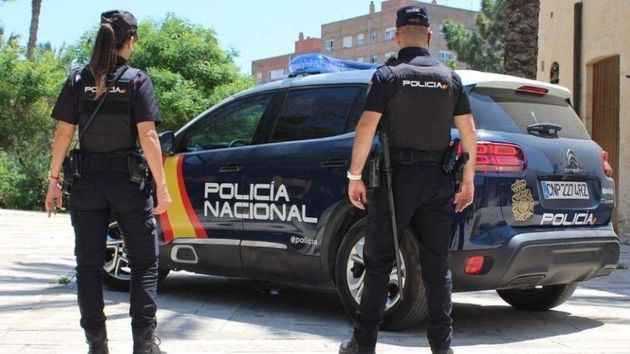 La Policía Nacional alerta a todos los españoles sobre el documento que puede dejarte sin vacaciones si no lo revisas a tiempo: “puede impedirte embarcar”