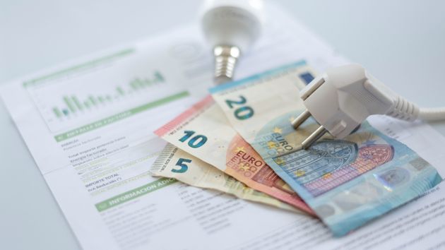 El Gobierno propone que la factura de la luz incluya cuánto consumen de media los vecinos para fomentar el ahorro