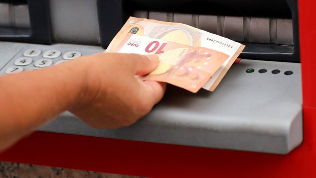 Confirmado por el BOE: qué ingresos y retiradas de efectivo deberán comunicar los bancos a Hacienda