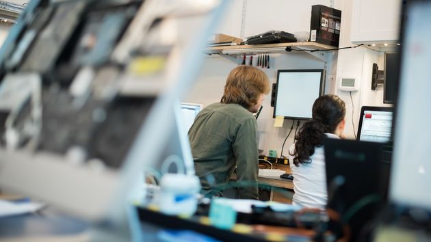 La IA está rompiendo el mercado laboral entre los que saben usarla y los que no