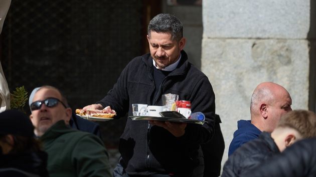 Isak, camarero en Cáceres: “Prefiero ser empleado, dar el 100% en mi turno y al salir desconectar. Los autónomos están muy castigados”