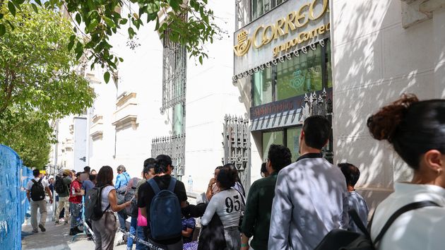 Correos avisa del plazo límite para la regularización de migrantes en sus oficinas: solo quedan 7 días