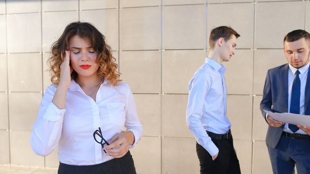 El jefe les prohíbe sentarse mientras trabajan y los empleados responden consiguiendo que les devuelvan sus sillas