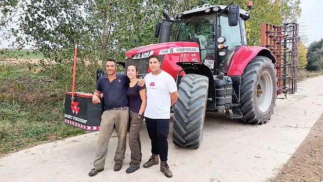 Lorena, 28 años, ganadera con 300 vacas y 720 ovejas: "En gastos se va un 70-80% de los ingresos, los animales comen todos los días"