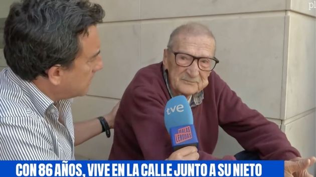 A los 86 años y con su nieto, vive en un cajero en la calle porque no pueden pagar un alquiler en Marbella