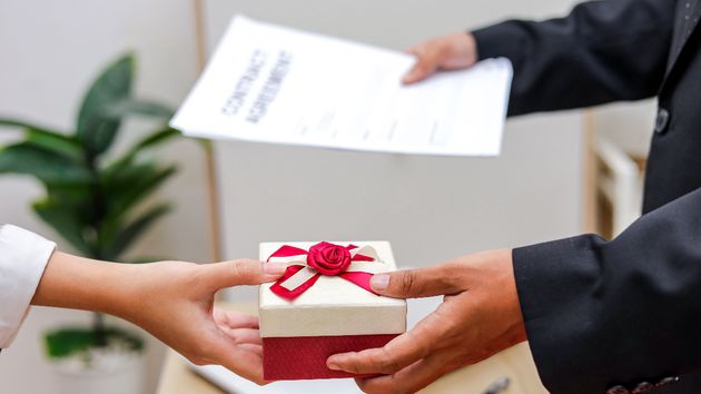 Los funcionarios tienen totalmente prohibido por ley aceptar regalos, favores o ventajas en su puesto