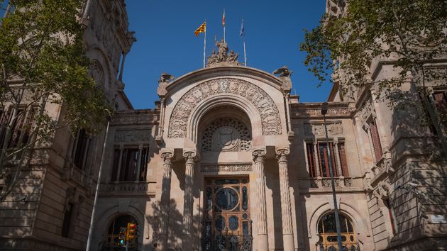 Le despiden del ayuntamiento tras más de 15 años por faltar y hacer como si estuviera trabajando: lo pillaron gracias a una detective
