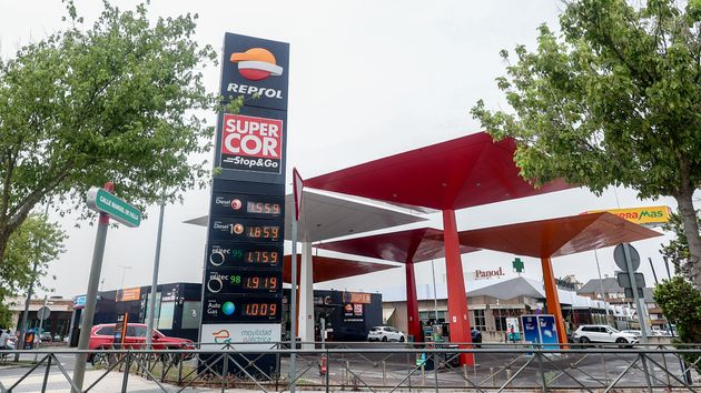 El precio de la gasolina se desploma y el diésel se coloca por debajo de 1,54 esta semana: llenar el depósito cuesta ya menos de 85 euros
