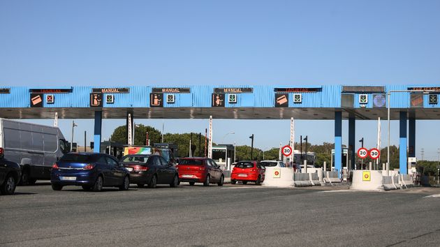 Condenan a un conductor a pagar más de 9.000 euros por colarse repetidamente en peajes usando la técnica del ‘trenecito’