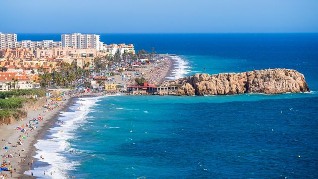 El pueblo pesquero perfecto para el verano: una fortaleza árabe del siglo XIII, playas salvajes de aguas cristalinas y pescado fresco de lonja