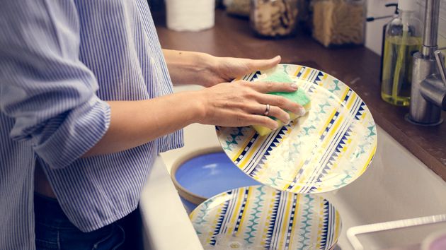 La psicología dice que las personas que no pueden dormir con platos sucios en la cocina no son perfeccionistas, sino que buscan calmar su ansiedad